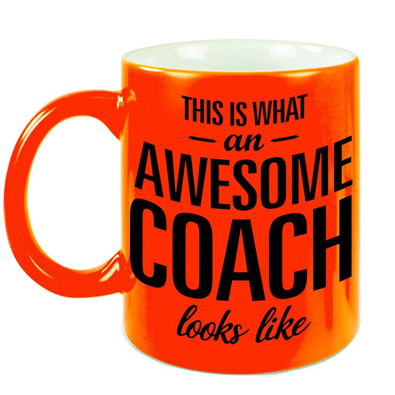 Foto van Awesome coach cadeau mok / beker neon oranje 330 ml - feest mokken