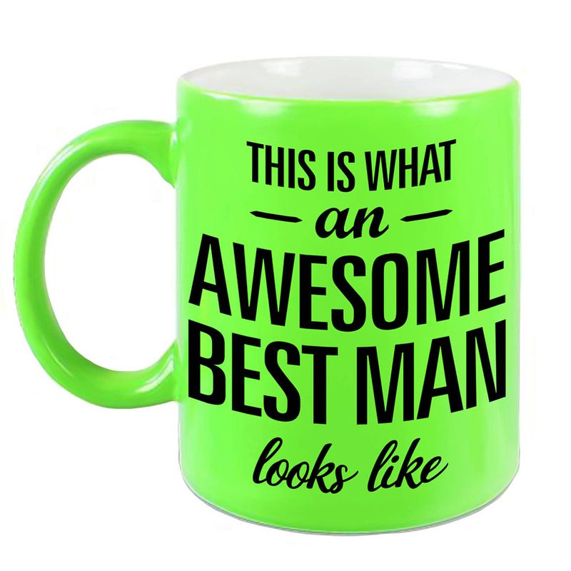 Foto van Awesome best man cadeau mok / beker voor bruiloft getuige neon groen 330 ml - feest mokken