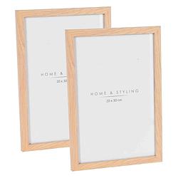 Foto van 2x stuks houten fotolijsten geschikt voor een foto van 20 x 30 cm - fotolijsten