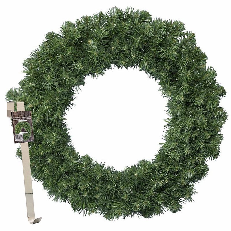 Foto van Kerstkrans 60 cm - groen - met messing zilveren hanger/ophanghaak - kerstversiering - kerstkransen