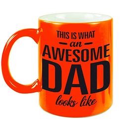 Foto van Awesome dad cadeau mok / beker neon oranje voor vaderdag 330 ml - feest mokken