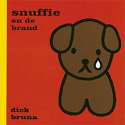 Foto van Snuffie en de brand - dick bruna - hardcover (9789056472313)