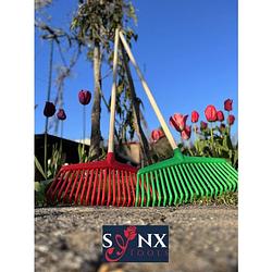 Foto van Synx tools gazonhark bladhark 23 tanden hark - harken - grashark- gazon - kunststof blauw/groen -met steel 150cm