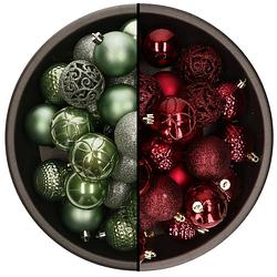 Foto van 74x stuks kunststof kerstballen mix van salie groen en donkerrood 6 cm - kerstbal