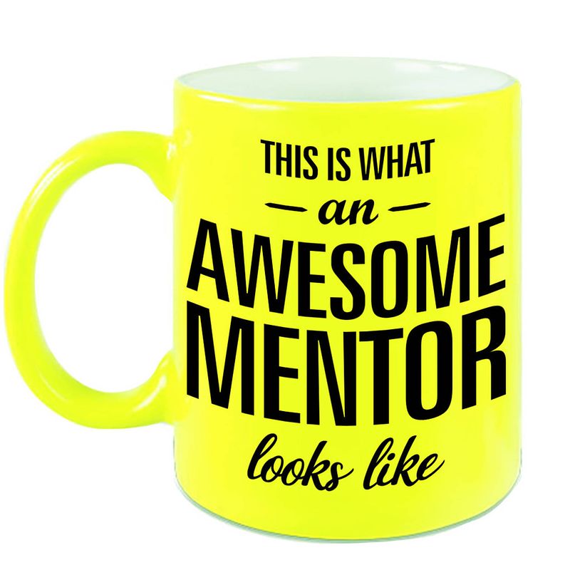 Foto van Awesome mentor cadeau mok / beker neon geel voor leraar 330 ml - feest mokken