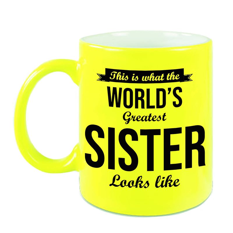 Foto van Worlds greatest sister cadeau koffiemok / theebeker neon geel 330 ml - feest mokken