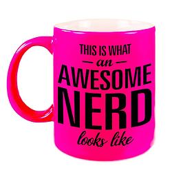 Foto van Awesome nerd / slimmerik cadeau mok / beker neon roze 330 ml - feest mokken