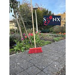 Foto van Synx tools bezem nylon straatbezem - 30 cm - rode kap - kunststof vezel - buitenbezem - schoonmaakartikelen - met steel