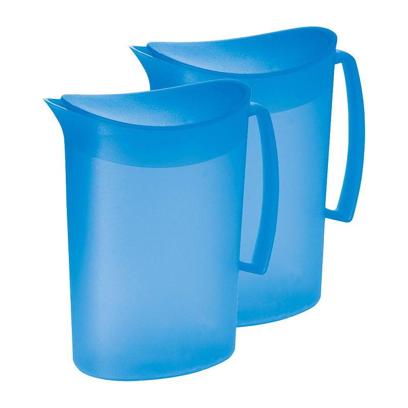 Foto van Juypal schenkkan/waterkan - 2x - blauw - 2 liter - kunststof - l20 x h23 cm - met deksel - schenkkannen