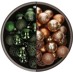 Foto van 74x stuks kunststof kerstballen mix van camel bruin en donkergroen 6 cm - kerstbal