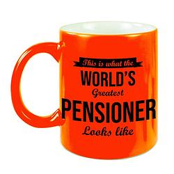 Foto van How the worlds greatest pensioner looks like mok / beker neon oranje pensioen cadeau collega 330 ml - feest mokken