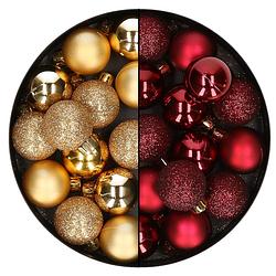 Foto van 28x stuks kleine kunststof kerstballen bordeaux rood en goud 3 cm - kerstbal