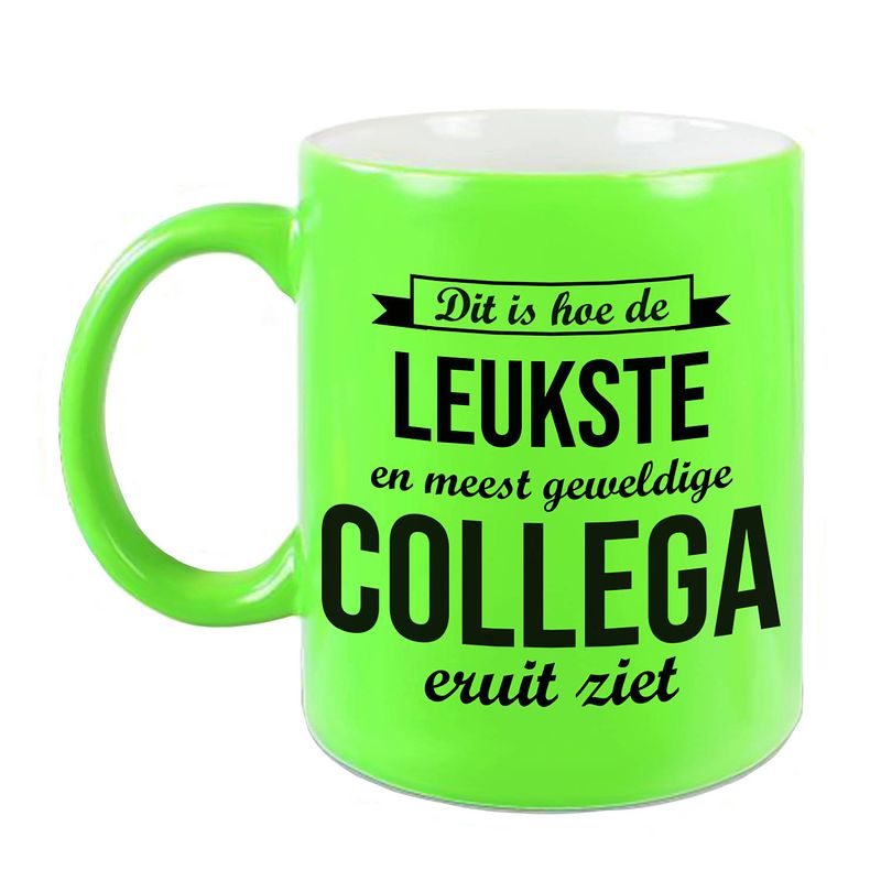 Foto van Leukste en meest geweldige collega cadeau koffiemok / theebeker neon groen 330 ml - feest mokken