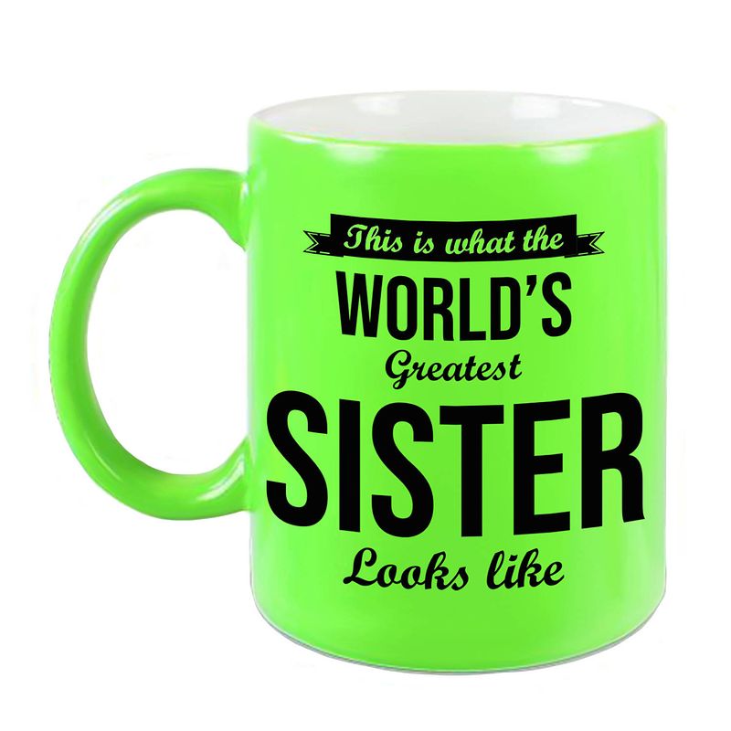 Foto van Worlds greatest sister cadeau koffiemok / theebeker neon groen 330 ml - feest mokken