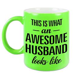 Foto van Awesome husband / echtgenoot cadeau mok / beker neon groen 330 ml - feest mokken