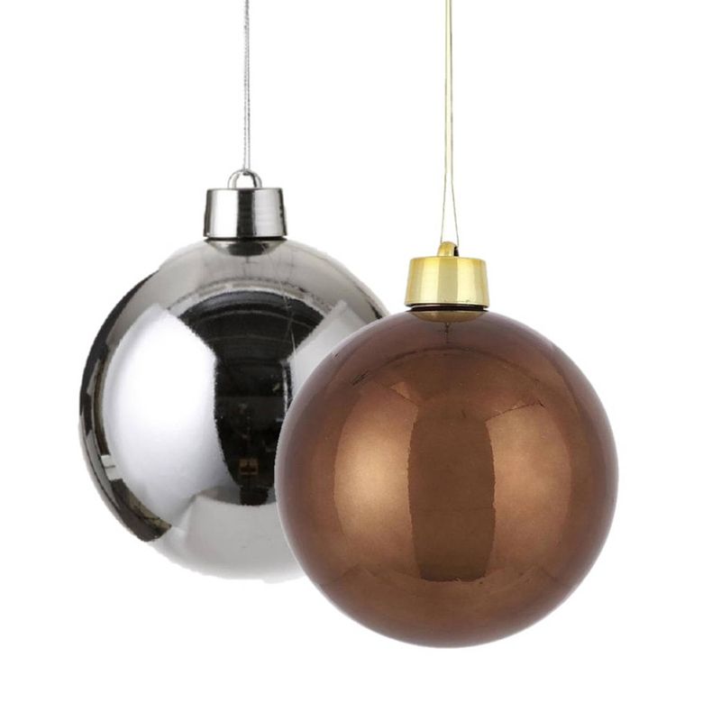 Foto van Kerstversieringen set van 2x grote kunststof kerstballen bruin en zilver 20 cm glans - kerstbal