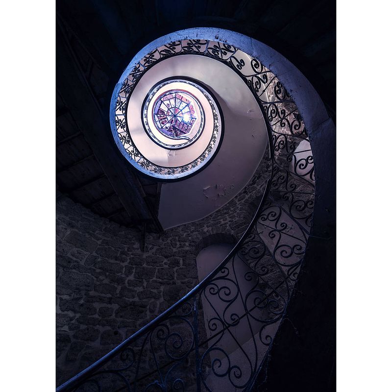 Foto van Komar wendeltreppe vlies fotobehang 200x280cm 4-banen