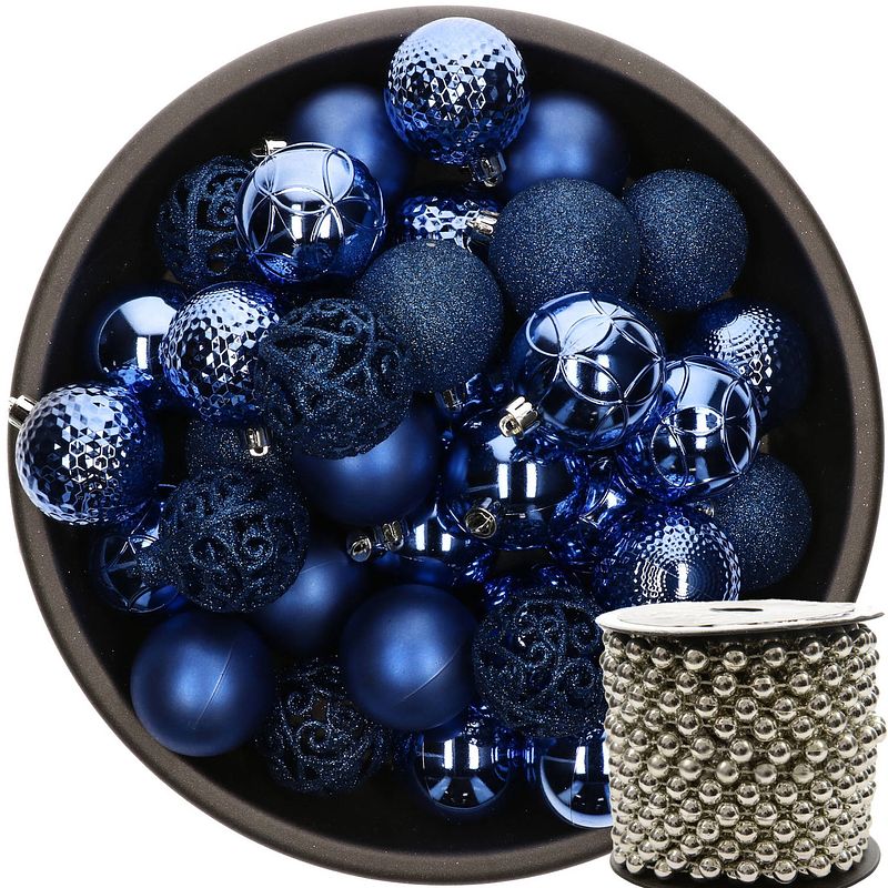 Foto van 37x stuks kunststof kerstballen 6 cm kobalt blauw inclusief kralenslinger zilver - kerstbal