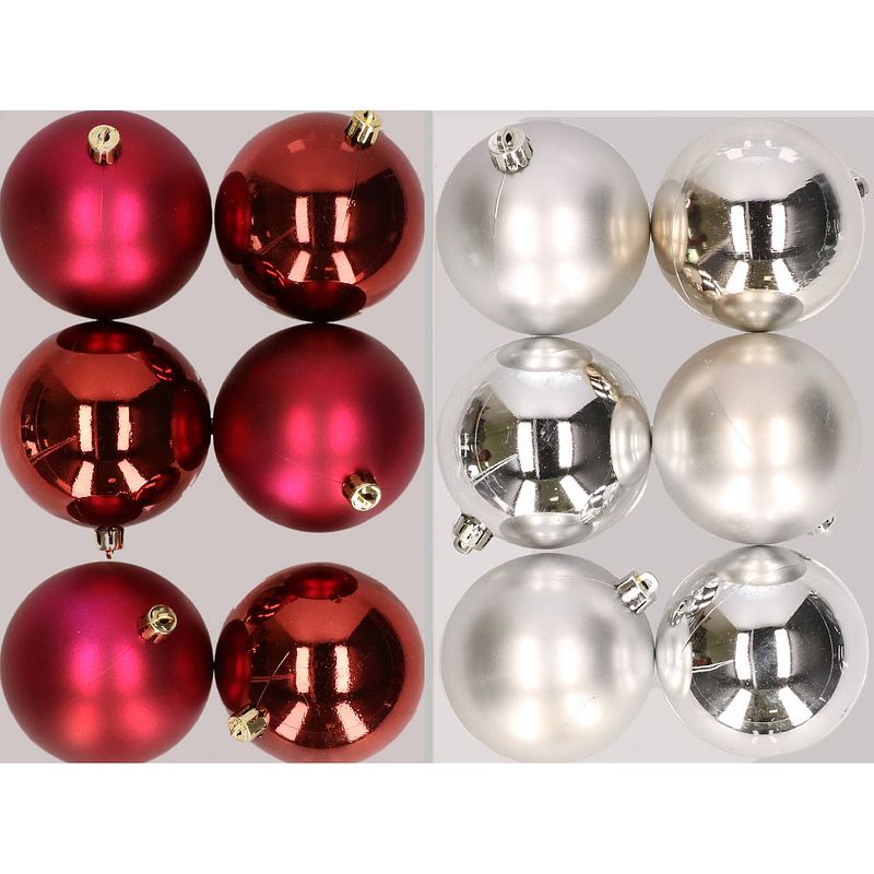 Foto van 12x stuks kunststof kerstballen mix van donkerrood en zilver 8 cm - kerstbal