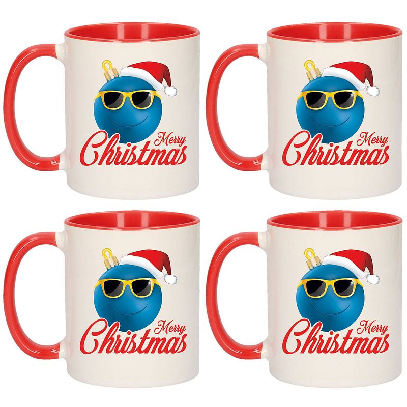 Foto van Set van 4x stuks merry christmas kerstcadeau kerstmokken rood kerstbal blauw met kerstmuts 300 ml - bekers