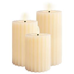 Foto van Luxe led kaarsen/stompkaarsen - set 3x - creme wit ribbel - d7,5 x h12,5 en h15 en h17 cm - timer - led kaarsen