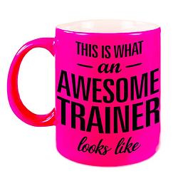 Foto van Awesome trainer cadeau mok / beker neon roze 330 ml - feest mokken