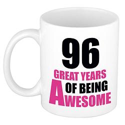 Foto van 96 great years of being awesome cadeau mok / beker wit en roze - feest mokken