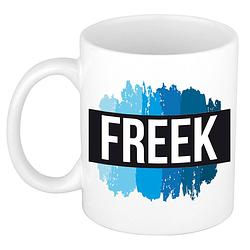 Foto van Naam cadeau mok / beker freek met blauwe verfstrepen 300 ml - naam mokken