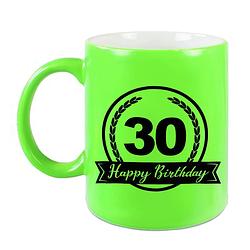 Foto van Happy birthday 30 years cadeau mok / beker neon groen met wimpel 330 ml - feest mokken