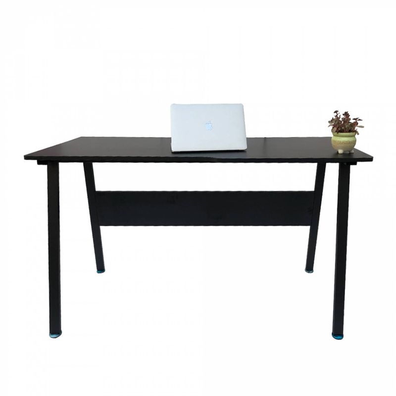 Foto van Computertafel bureau stoer - industrieel modern - 130 cm breed - zwart frame en tafelblad