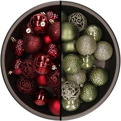 Foto van Kunststof kerstballen 74x stuks donkerrood en mos groen 6 cm - kerstbal