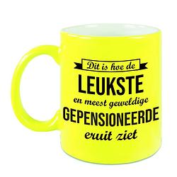 Foto van Hoe de leukste gepensioneerde eruitziet mok / beker neon geel bedankt cadeau collega 330 ml - feest mokken