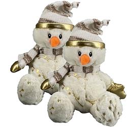 Foto van 2x stuks pluche sneeuwpop knuffels pop met muts en sjaal 23 cm - knuffelpop