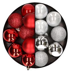 Foto van 24x stuks kunststof kerstballen mix van rood en zilver 6 cm - kerstbal