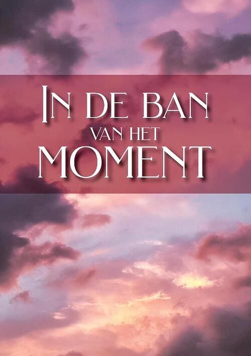 Foto van Gedichtenbundel - in de ban van het moment - ciham fennich - paperback (9789464437799)