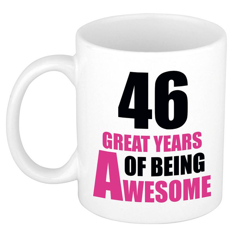 Foto van 46 great years of being awesome cadeau mok / beker wit en roze - feest mokken