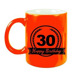 Foto van Happy birthday 30 years cadeau mok / beker neon oranje met wimpel 330 ml - feest mokken