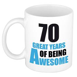 Foto van 70 great years of being awesome cadeau mok / beker wit en blauw - feest mokken