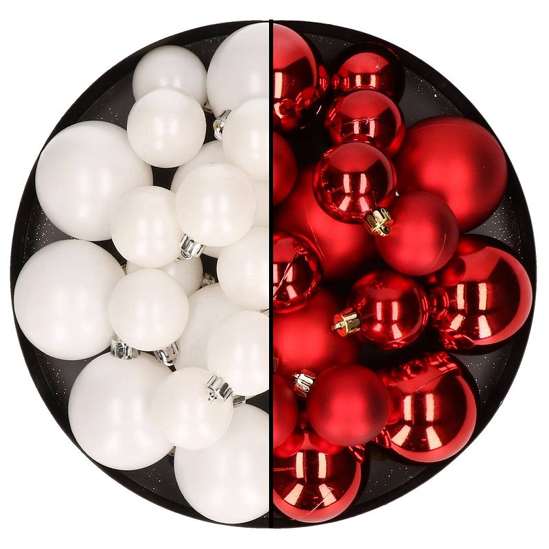 Foto van Kerstversiering kunststof kerstballen mix rood/winter wit 4-6-8 cm pakket van 68x stuks - kerstbal