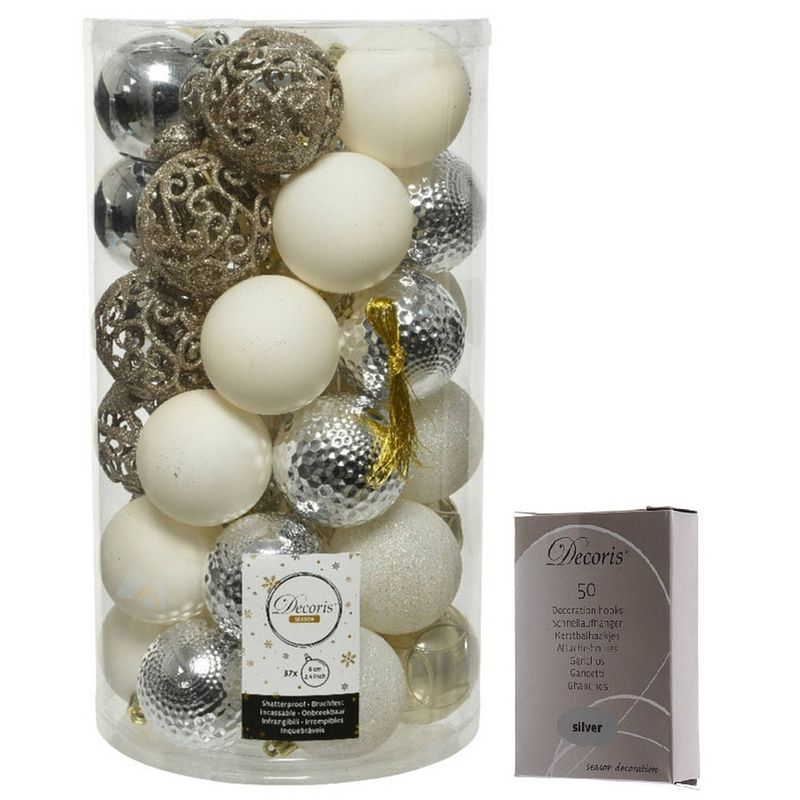 Foto van Kerstversiering mix pakket kunststof kerstballen 6 cm zilver/parel/wit 37x stuks met haakjes - kerstbal