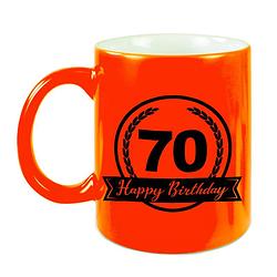 Foto van Happy birthday 70 years cadeau mok / beker neon oranje met wimpel 330 ml - feest mokken