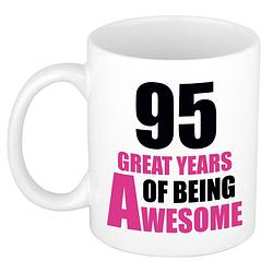 Foto van 95 great years of being awesome cadeau mok / beker wit en roze - feest mokken