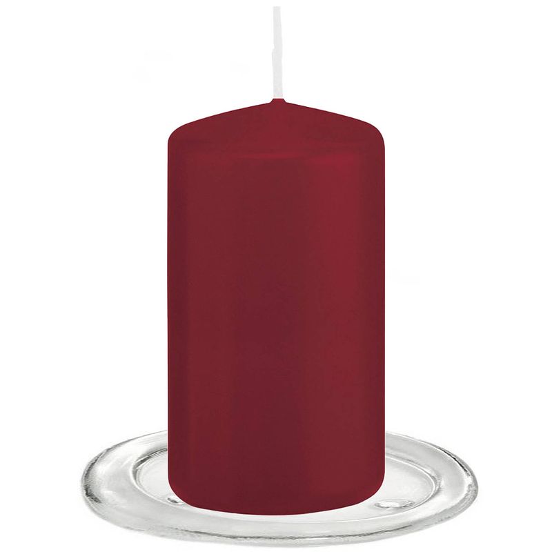 Foto van Trend candles - stompkaarsen met glazen onderzetters set van 2x stuks - bordeaux rood 6 x 12 cm - stompkaarsen