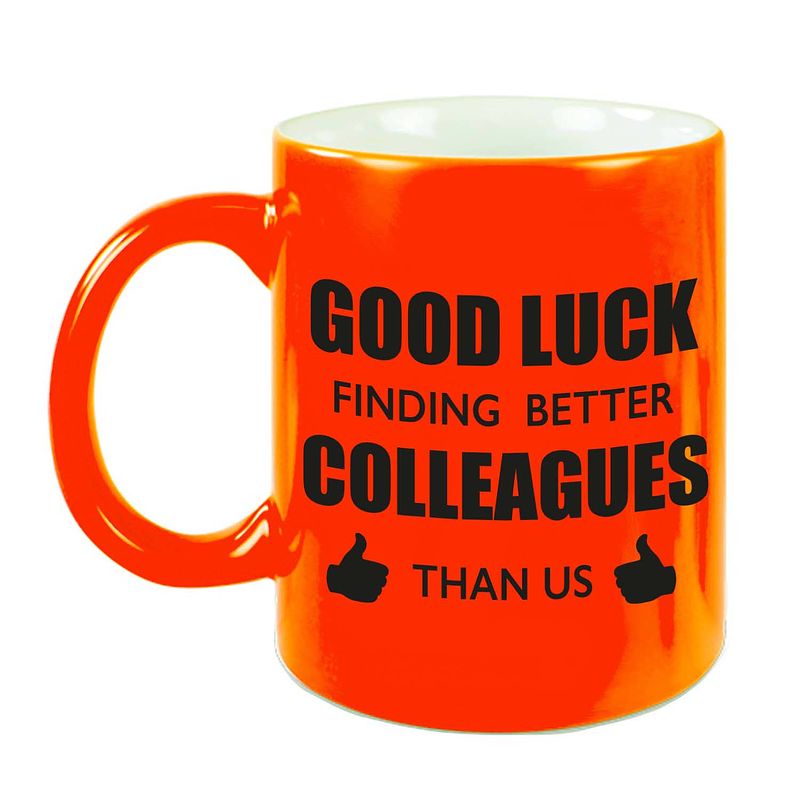 Foto van Good luck finding better colleagues than us mok / beker neon oranje bedankt cadeau collega 300 ml - feest mokken