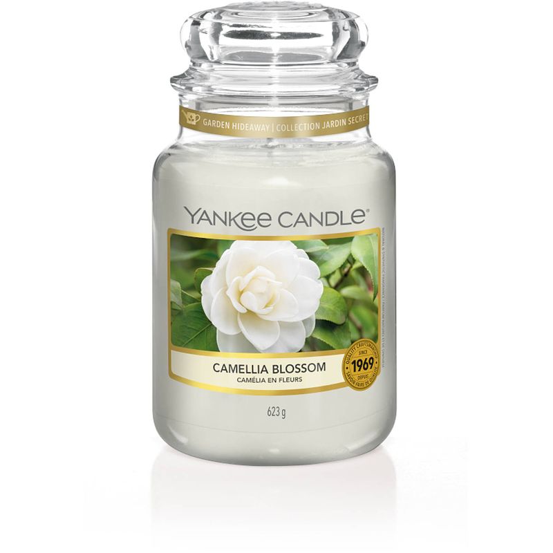 Foto van Yankee candle geurkaars large camellia blossom - 17 cm / ø 11 cm