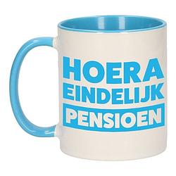 Foto van Pensioen mok / beker blauw hoera eindelijk met pensioen 300 ml - feest mokken