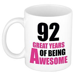 Foto van 92 great years of being awesome cadeau mok / beker wit en roze - feest mokken