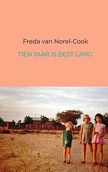 Foto van Tien jaar is best lang - freda van norel-cook - paperback (9789463425322)