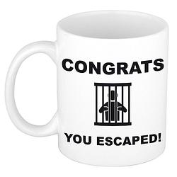 Foto van Congrats you escaped kado mok / beker wit en zwart - collega afscheidscadeau vut / pensioen - feest mokken