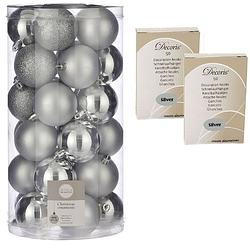 Foto van 30x stuks kunststof kerstballen zilver 6 cm inclusief kerstbalhaakjes - kerstbal
